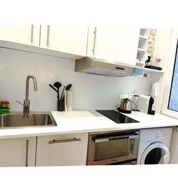 Cuisine ou kitchenette dans l'établissement Eiffel Tower studio with patio