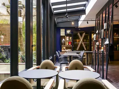 Restaurant ou autre lieu de restauration dans l'établissement TRIBE Paris Batignolles