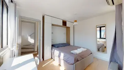 Un ou plusieurs lits dans un hébergement de l'établissement Stunning And Luxurious 3BR Loft 5min From Paris In The Heart Of Boulogne