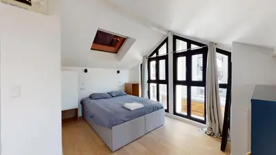 Un ou plusieurs lits dans un hébergement de l'établissement Stunning And Luxurious 3BR Loft 5min From Paris In The Heart Of Boulogne