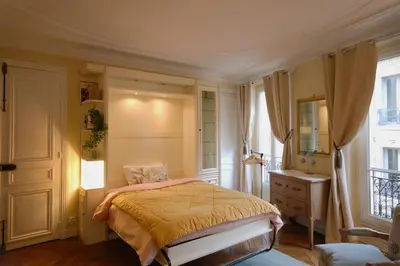 Un ou plusieurs lits dans un hébergement de l'établissement Two-Bedroom Apartment Champs-Elysées