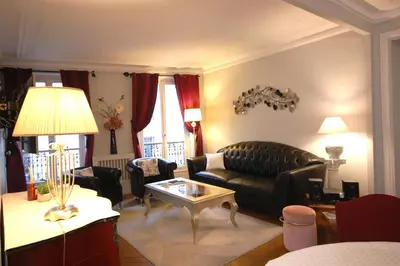 Coin salon dans l'établissement Two-Bedroom Apartment Champs-Elysées