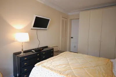 Un ou plusieurs lits dans un hébergement de l'établissement Two-Bedroom Apartment Champs-Elysées