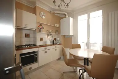 Cuisine ou kitchenette dans l'établissement Two-Bedroom Apartment Champs-Elysées