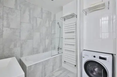 Salle de bains dans l'établissement Two-Bedroom Apartment Champs-Elysées