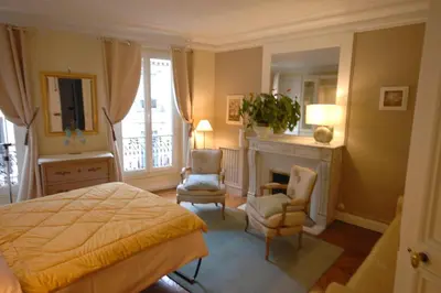 Un ou plusieurs lits dans un hébergement de l'établissement Two-Bedroom Apartment Champs-Elysées
