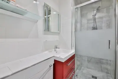 Salle de bains dans l'établissement Two-Bedroom Apartment Champs-Elysées