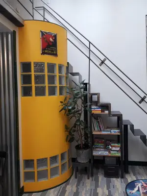 Bibliothèque dans l'appartement