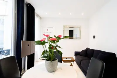 Coin salon dans l'établissement Champs-Élysées Executive Apartment