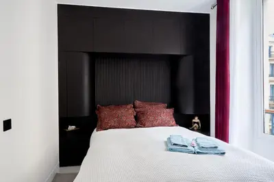 Un ou plusieurs lits dans un hébergement de l'établissement Champs-Élysées Executive Apartment