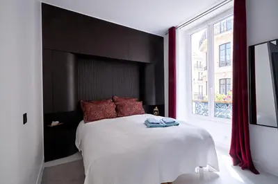 Un ou plusieurs lits dans un hébergement de l'établissement Champs-Élysées Executive Apartment