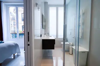 Salle de bains dans l'établissement Champs-Élysées Executive Apartment