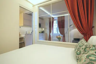 Un ou plusieurs lits dans un hébergement de l'établissement Louvre Opera Classic ChicSuites