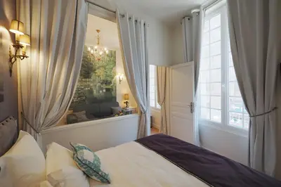Un ou plusieurs lits dans un hébergement de l'établissement Louvre Opera Design ChicSuites