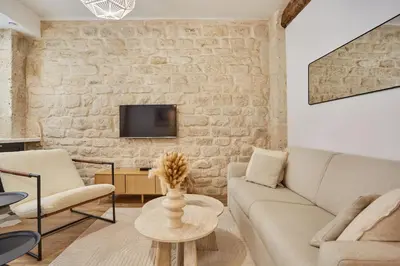 Télévision ou salle de divertissement dans l'établissement Residence Tour Eiffel by Studio prestige