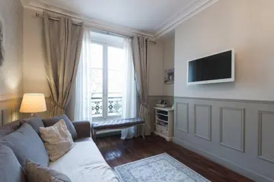 Télévision ou salle de divertissement dans l'établissement Le Triomphe Elysees