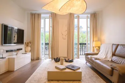 Coin salon dans l'établissement Two Bedroom Luxury Apartment - Balcony with View of Notre Dame