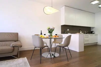 Cuisine ou kitchenette dans l'établissement Two Bedroom Luxury Apartment - Balcony with View of Notre Dame