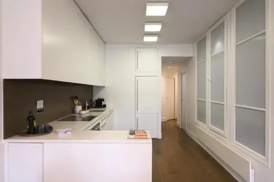 Cuisine ou kitchenette dans l'établissement Two Bedroom Luxury Apartment - Balcony with View of Notre Dame