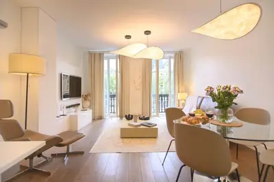 Télévision ou salle de divertissement dans l'établissement Two Bedroom Luxury Apartment - Balcony with View of Notre Dame