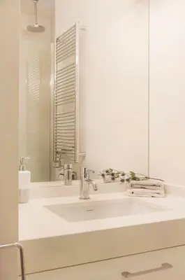 Salle de bains dans l'établissement Two Bedroom Luxury Apartment - Balcony with View of Notre Dame