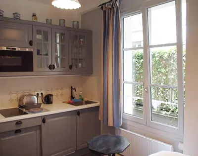 Cuisine ou kitchenette dans l'établissement Petit Paris - Oasis in Marais