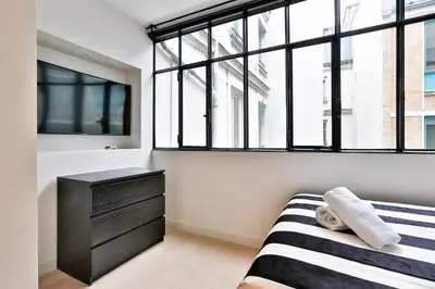 Un ou plusieurs lits dans un hébergement de l'établissement Blue Nights Apartments - Sébastopol