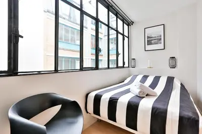 Un ou plusieurs lits dans un hébergement de l'établissement Blue Nights Apartments - Sébastopol
