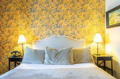 Un ou plusieurs lits dans un hébergement de l'établissement Hôtel des Ducs D'Anjou