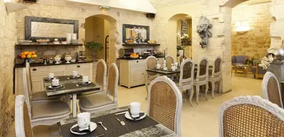 Cuisine ou kitchenette dans l'établissement Hôtel des Ducs D'Anjou
