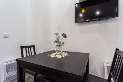 Télévision ou salle de divertissement dans l'établissement Le Logis de Montmartre