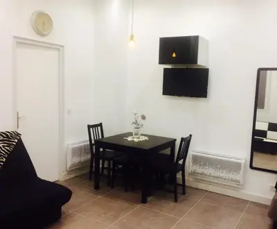 Télévision ou salle de divertissement dans l'établissement Le Logis de Montmartre