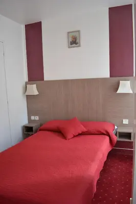 Un ou plusieurs lits dans un hébergement de l'établissement Hotel Royal Bergère