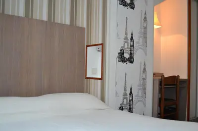 Un ou plusieurs lits dans un hébergement de l'établissement Hotel Royal Bergère