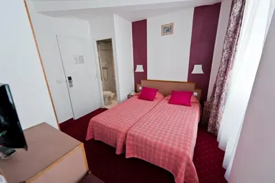 Un ou plusieurs lits dans un hébergement de l'établissement Hotel Royal Bergère