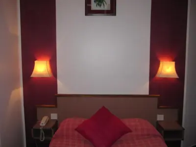 Un ou plusieurs lits dans un hébergement de l'établissement Hotel Royal Bergère