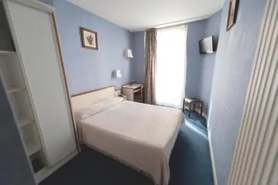 Un ou plusieurs lits dans un hébergement de l'établissement Hotel Royal Bergère
