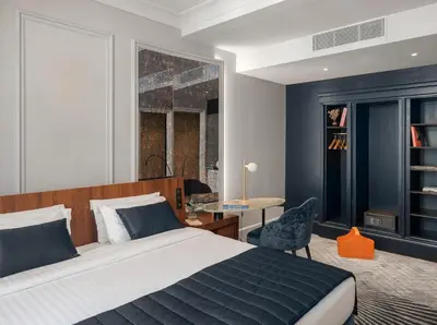 Un ou plusieurs lits dans un hébergement de l'établissement M Social Hotel Paris