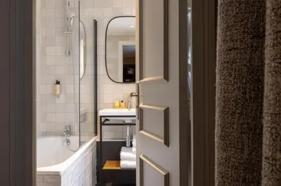 Salle de bains dans l'établissement Hôtel Hélios Opéra