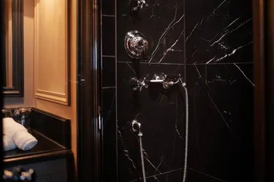 Salle de bains dans l'établissement Maison Athénée