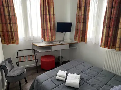 Télévision ou salle de divertissement dans l'établissement Picardy Hôtel-Gare du Nord