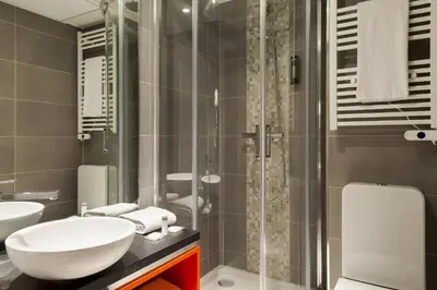 Salle de bains dans l'établissement Timhotel Paris Gare de l'Est