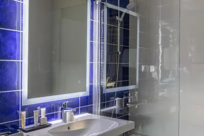 Salle de bains dans l'établissement Hôtel Saint Martin Bastille