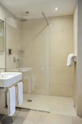 Salle de bains dans l'établissement Waldorf Montparnasse