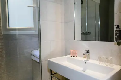 Salle de bains dans l'établissement Hotel de Neuville Arc de Triomphe