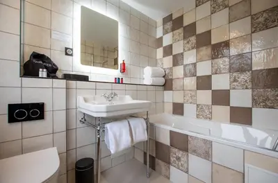 Salle de bains dans l'établissement ELSA, Hôtel Paris