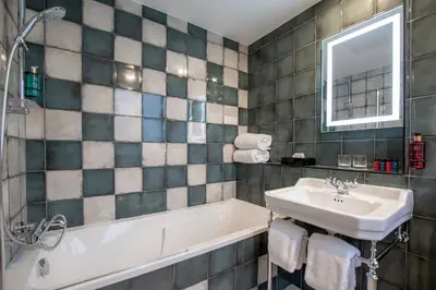 Salle de bains dans l'établissement ELSA, Hôtel Paris