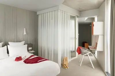 Un ou plusieurs lits dans un hébergement de l'établissement OKKO Hotels Paris Porte De Versailles
