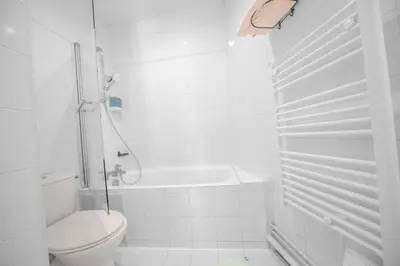 Salle de bains dans l'établissement Casa Serena Paris Hôtel