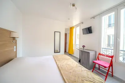 Un ou plusieurs lits dans un hébergement de l'établissement Casa Serena Paris Hôtel